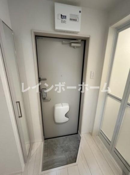 玄関　※建築中のため同施工会社参考写真となります。