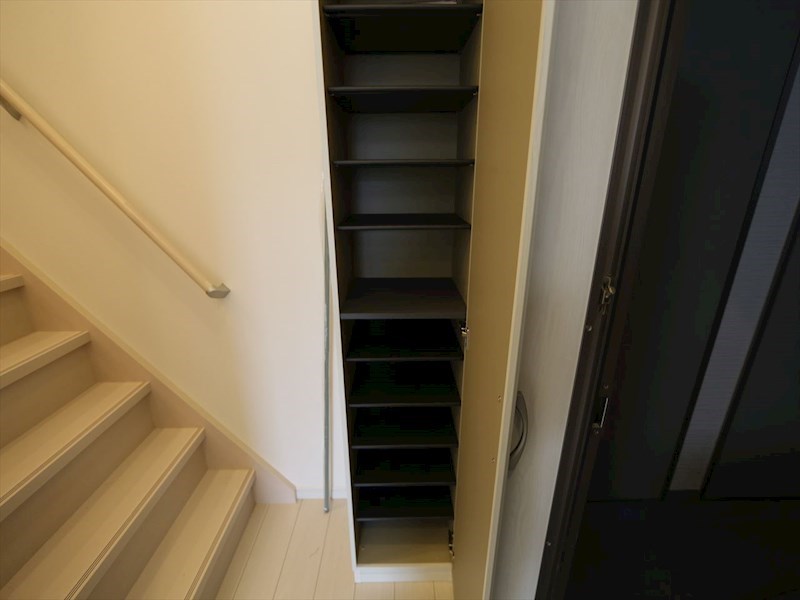 玄関　玄関　シューズボックス付（収納充実してます）