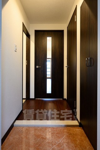 玄関　内装写真はモデルになります。