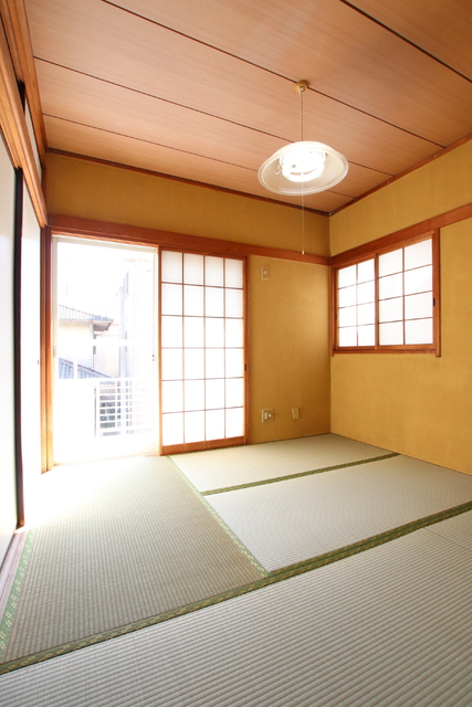 その他部屋・スペース　二面採光の取れた４．５帖の和室