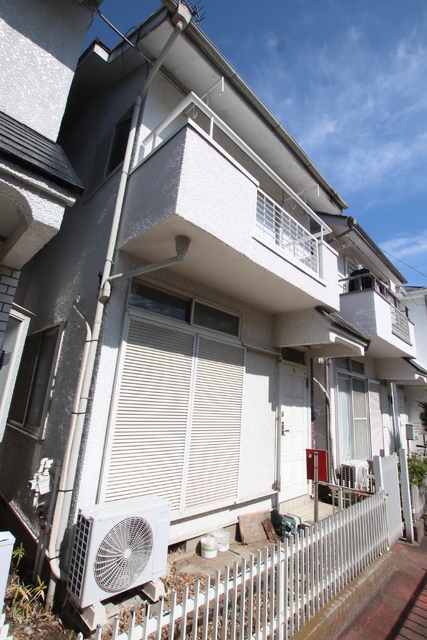 建物外観　２階建ての木造