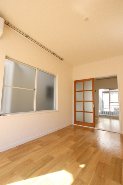 居室・リビング　５．４帖の洋室　キッチンへつながります◎