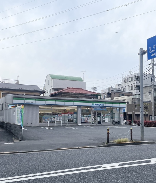 コンビニ　ファミリーマート足立綾瀬三丁目店（コンビニ）まで81m