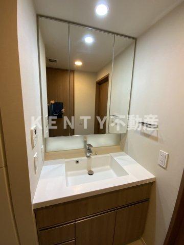 洗面設備　脱衣スペースもあります