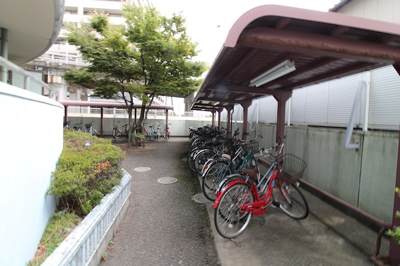 その他共有部分　駐輪場も屋根付きでうれしいですね