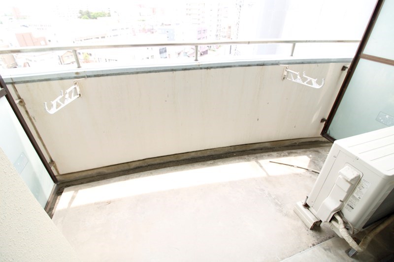 バルコニー　洗濯物も楽々干せますね。布団は飛ばされないように注意が必要で