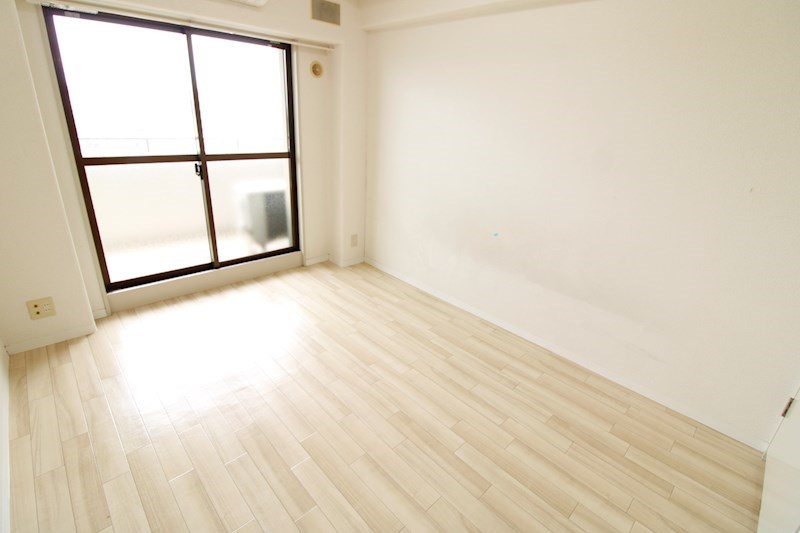 居室・リビング　明るく清潔感のある室内