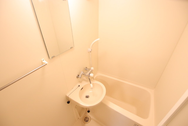 バス・シャワールーム　生活便利なバス・トイレ独立タイプ。