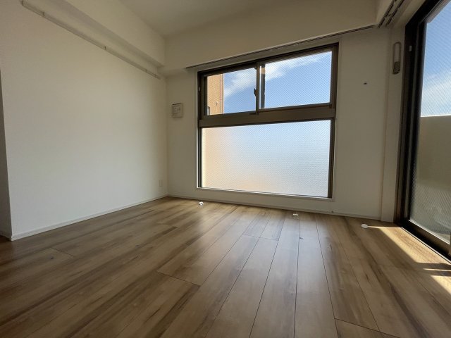 居室・リビング　落ち着いた色合いの床材を使用した居住空間です。