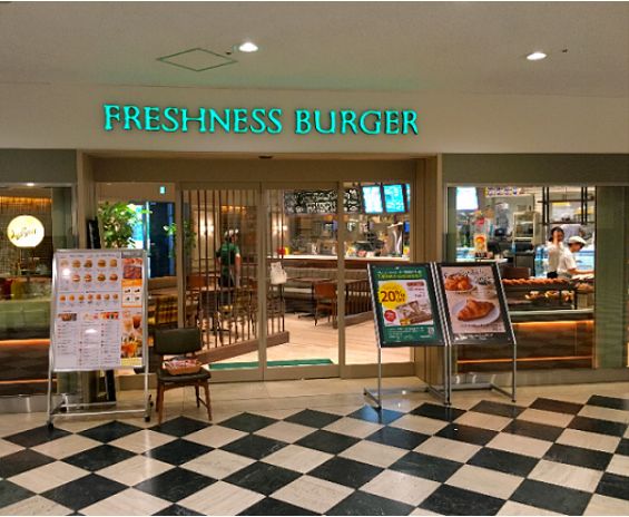 飲食店　フレッシュネスバーガー聖路加タワー店（飲食店）まで482m