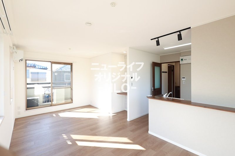居室・リビング　窓がたくさんあるので明るいお部屋です！