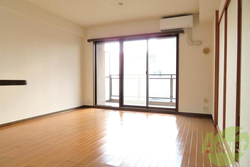 居室・リビング　大きな窓から入る日差しが暖かいお部屋です。