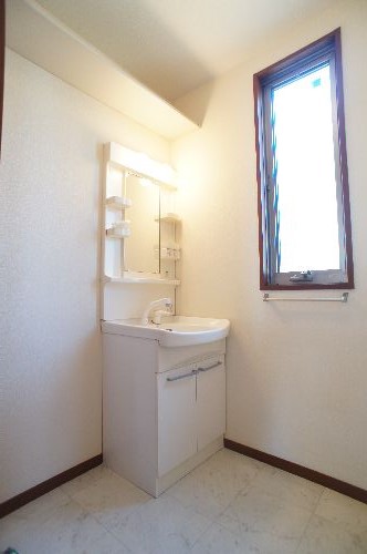 洗面設備　窓があり換気も抜群です。
