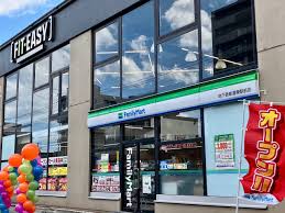 コンビニ　ファミリーマート地下鉄新道東駅前店（コンビニ）まで500m