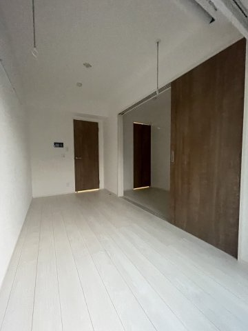 居室・リビング　落ち着いた色合いの床材を使用した居住空間です。