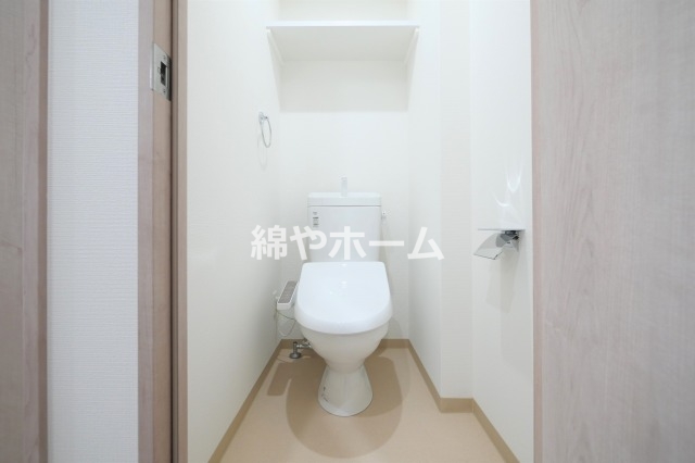 トイレ　落ち着いた色調のトイレです