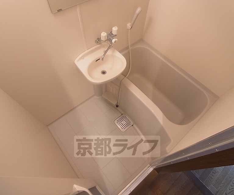 バス・シャワールーム　洗面付きの浴室です。
