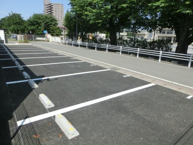 駐車場　建物前面の駐車場