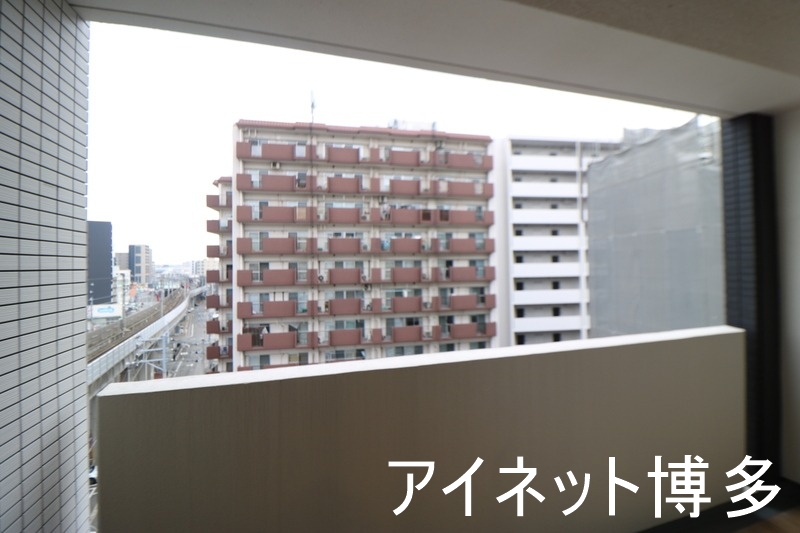 バルコニー　天気のいい日はこちらで洗濯物