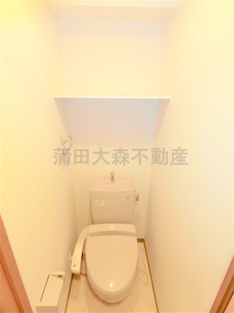 トイレ　棚と温水洗浄便座付きのオトイレ