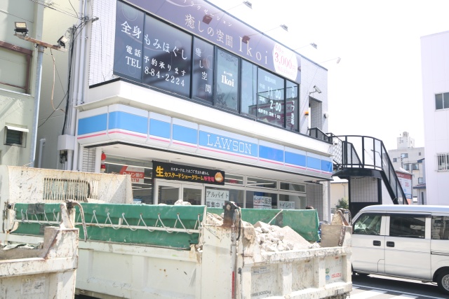 コンビニ　ローソン　堀田通六丁目店（コンビニ）まで114m