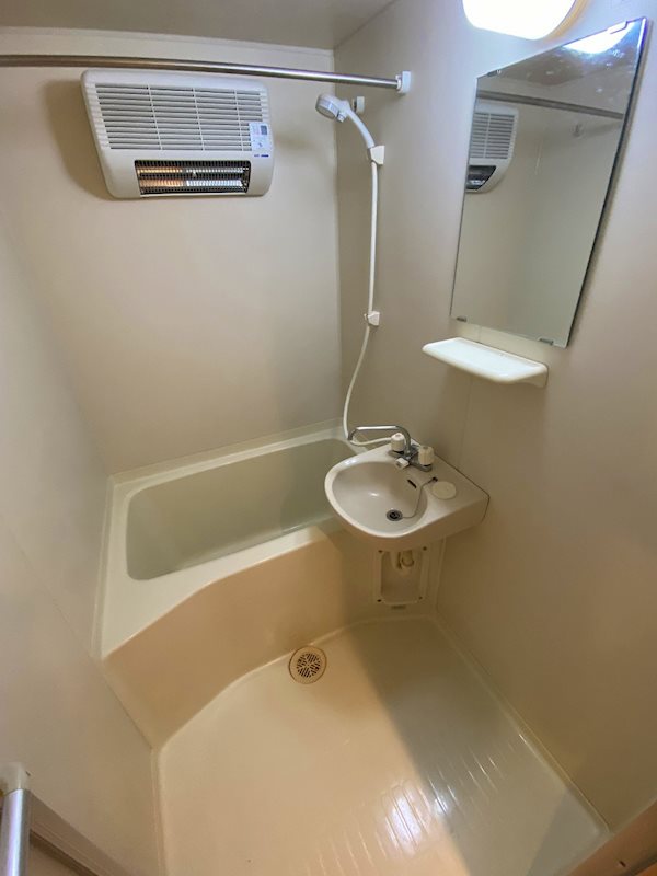 バス・シャワールーム　浴室乾燥機付きのバスルーム