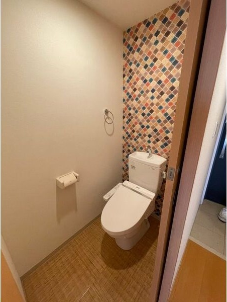 トイレ　※写真は同じマンションの違う部屋のものになります。