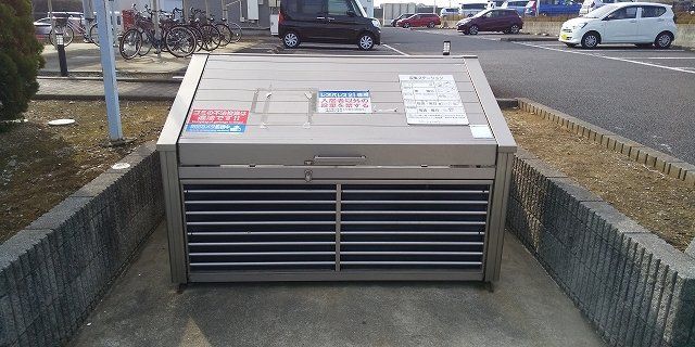 その他　ゴミ集積場と遠巻きに駐車場