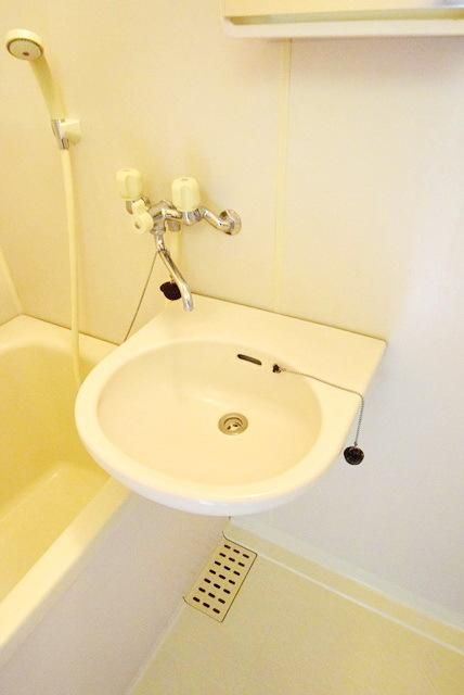 洗面設備　同物件２階写真