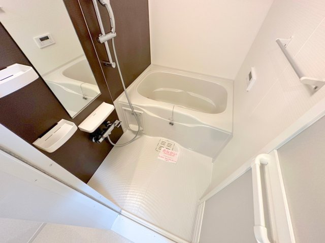 バス・シャワールーム　広めのお風呂は一日の疲れを癒してくれます。