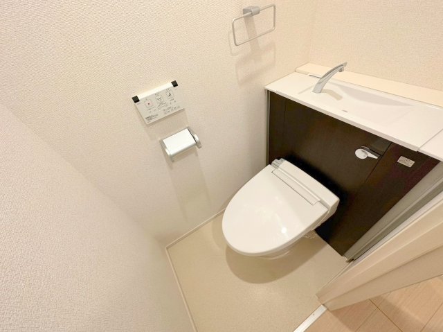 トイレ　綺麗なトイレにはウォシュレット標準装備です。