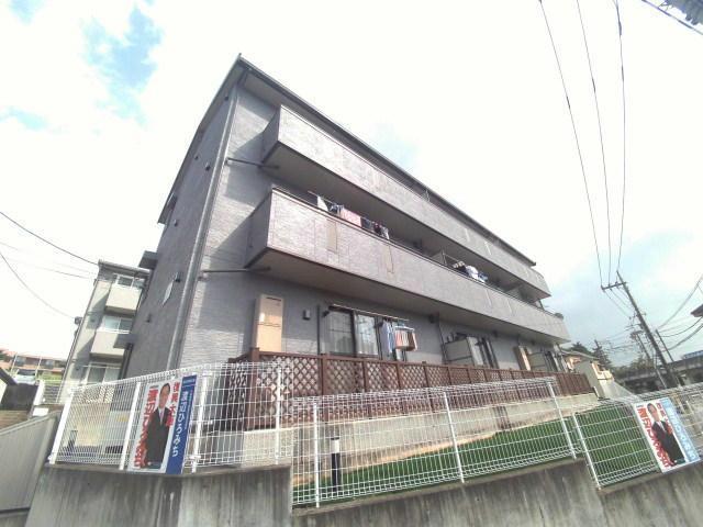 建物外観　駅、コンビニまで徒歩１分。日当たり良好です。