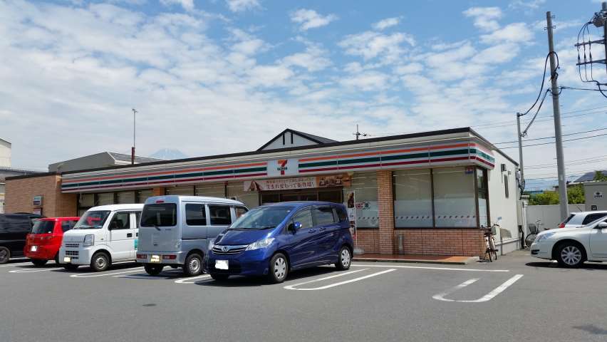 コンビニ　セブンイレブン（コンビニ）まで679m