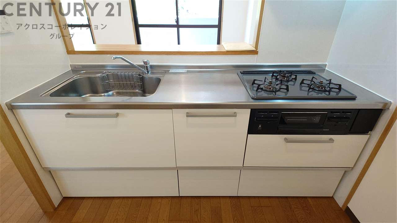 キッチン　３口ガスコンロ付きのシステムキッチンです！