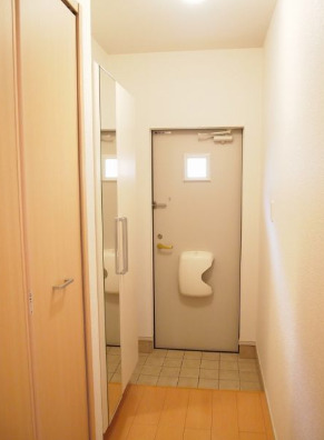 玄関　写真は別居室のものです。