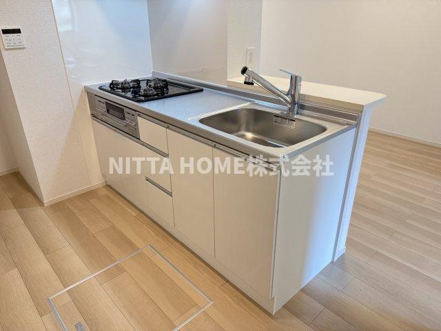 キッチン　３口コンロ付きで家事もはかどります◎