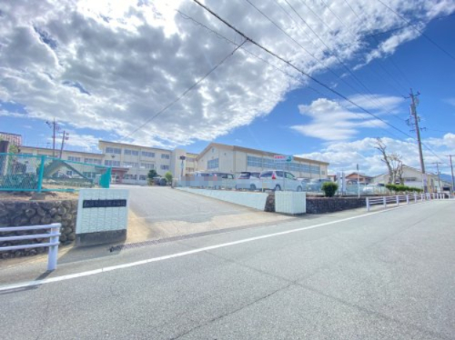 小学校　松阪市立第五小学校（小学校）まで532m