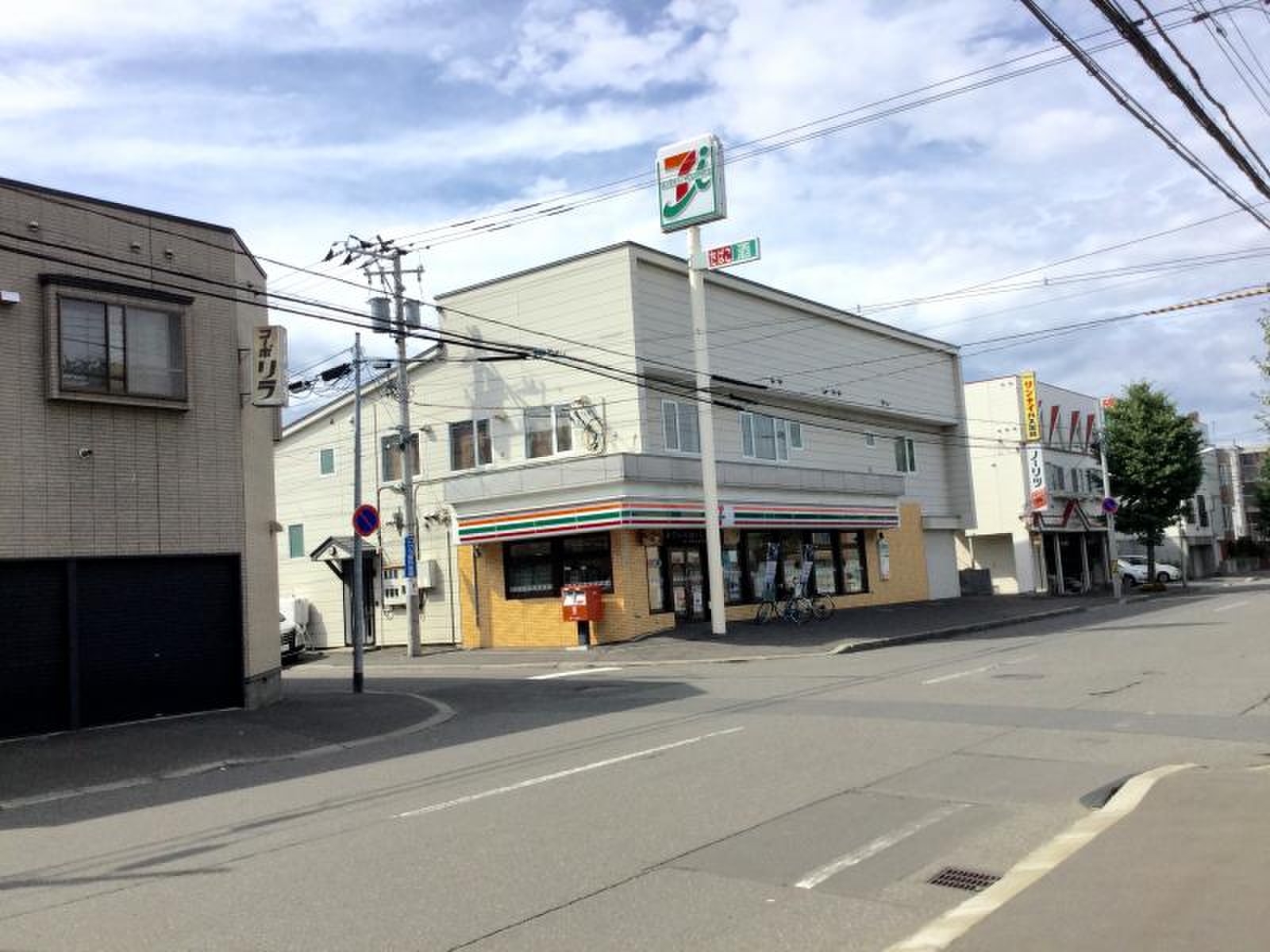 コンビニ　セブンイレブン札幌本郷店（コンビニ）まで128m