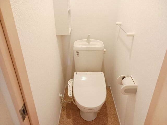 トイレ　落ち着いた色調のトイレです