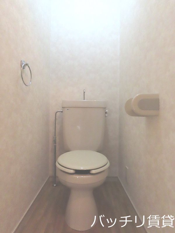 トイレ　別号室写真の為現況を優先いたします。