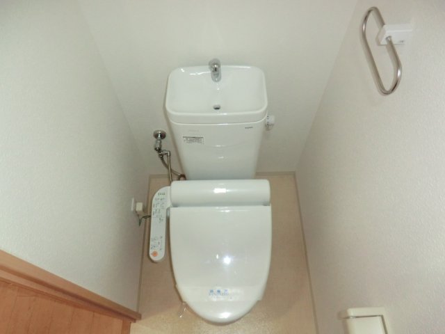 トイレ　温水洗浄便座付きのトイレです♪
