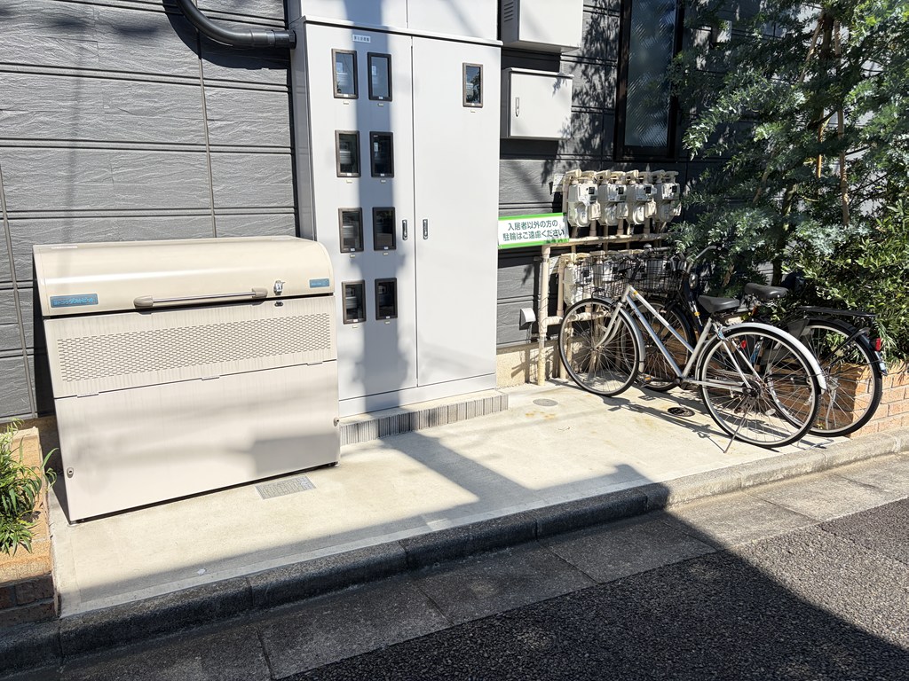 その他共有部分　敷地内ゴミ置き場と駐輪場です。