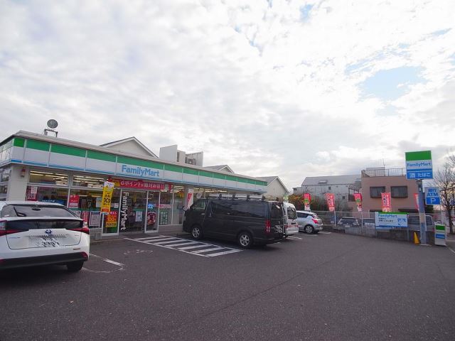 コンビニ　ファミリーマート（コンビニ）まで820m