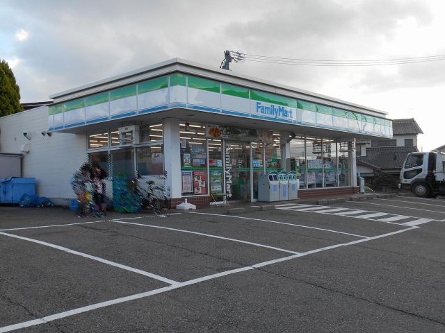 コンビニ　ファミリーマート（コンビニ）まで10m