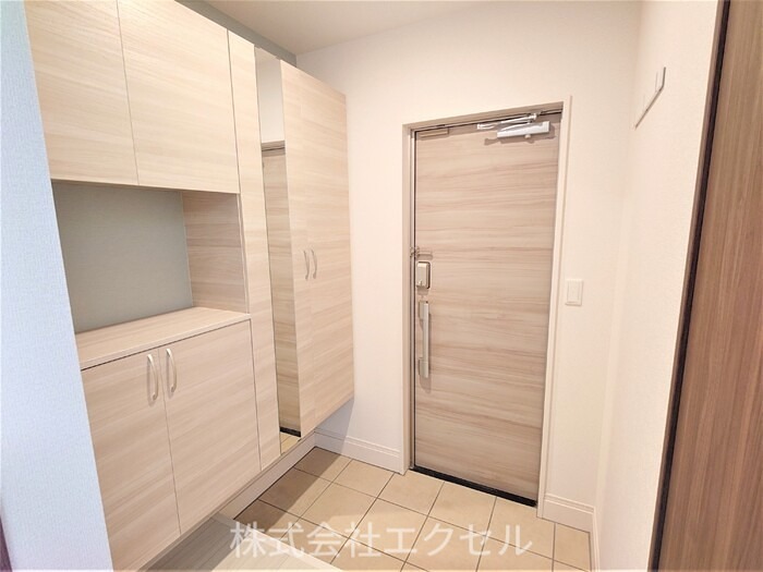 玄関　シューズBOX完備の玄関です。