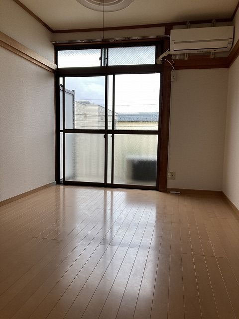 居室・リビング　同等間取り　南東向きで明るい室内。
