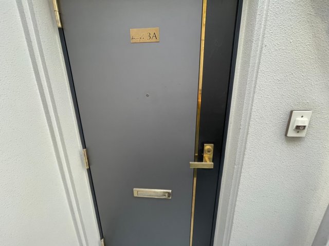 玄関　イメージとして同マンション他部屋を表示しています