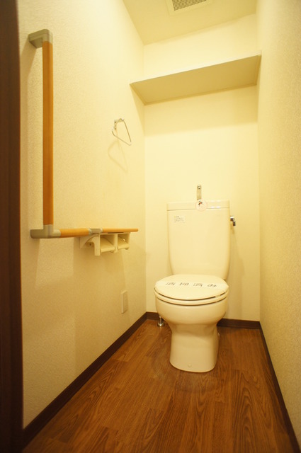 トイレ　上部収納棚あり！トイレ内に必要なものはこちらへ収納可能♪