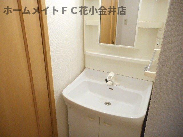 洗面設備　明るい洗面所です