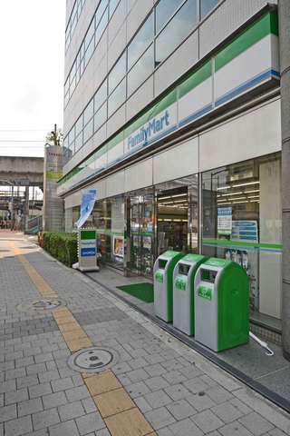 コンビニ　ファミリーマート千住警察署前店（コンビニ）まで290m